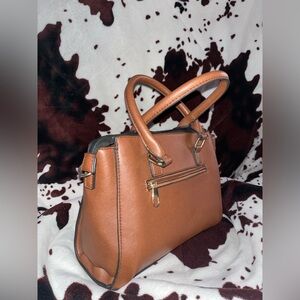 ⭐️ Elegant Tan Handbag